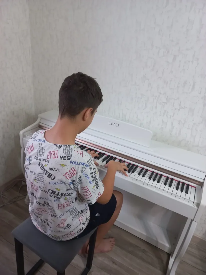 Ученик занимается на пианино Grace CP-200