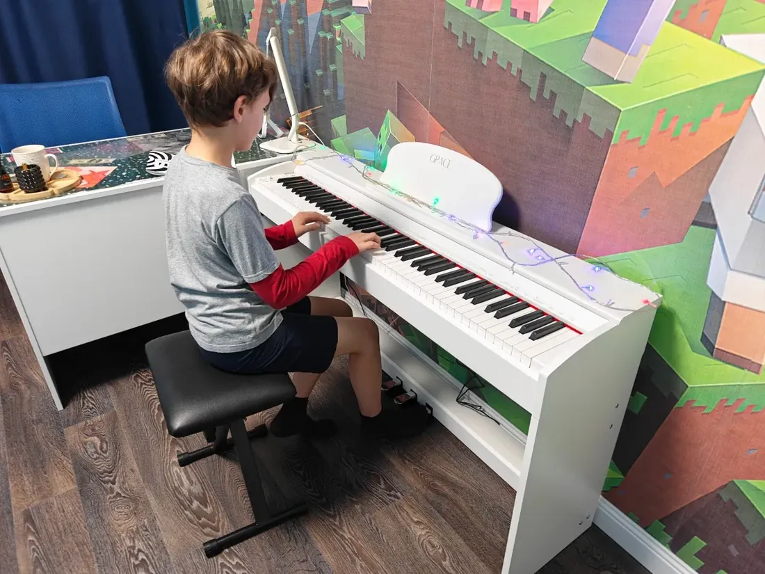 Ученик занимается на цифровом пианино Grace CP-100 в детской