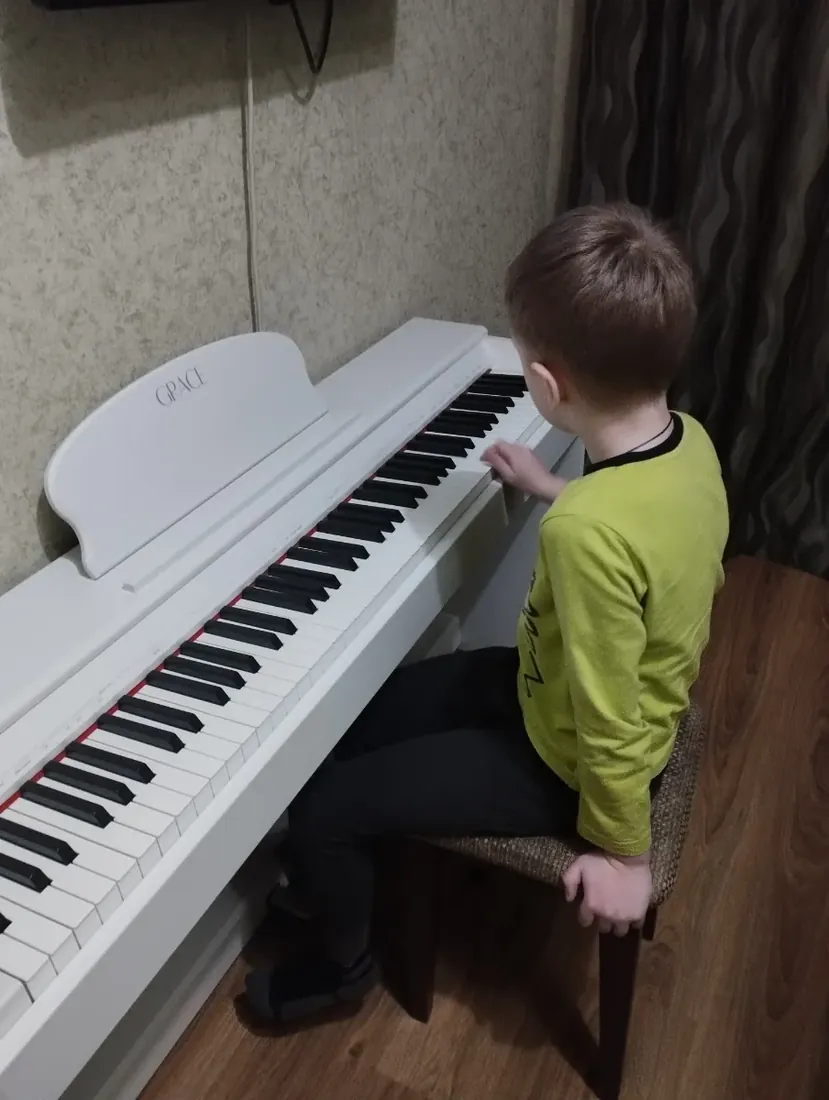 Ученик за белым цифровым пианино Grace CP-100