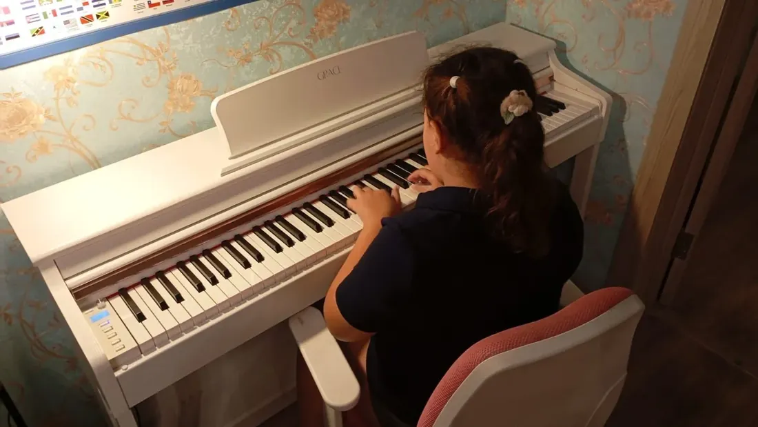 Девочка занимается за цифровым пианино Grace CP-250